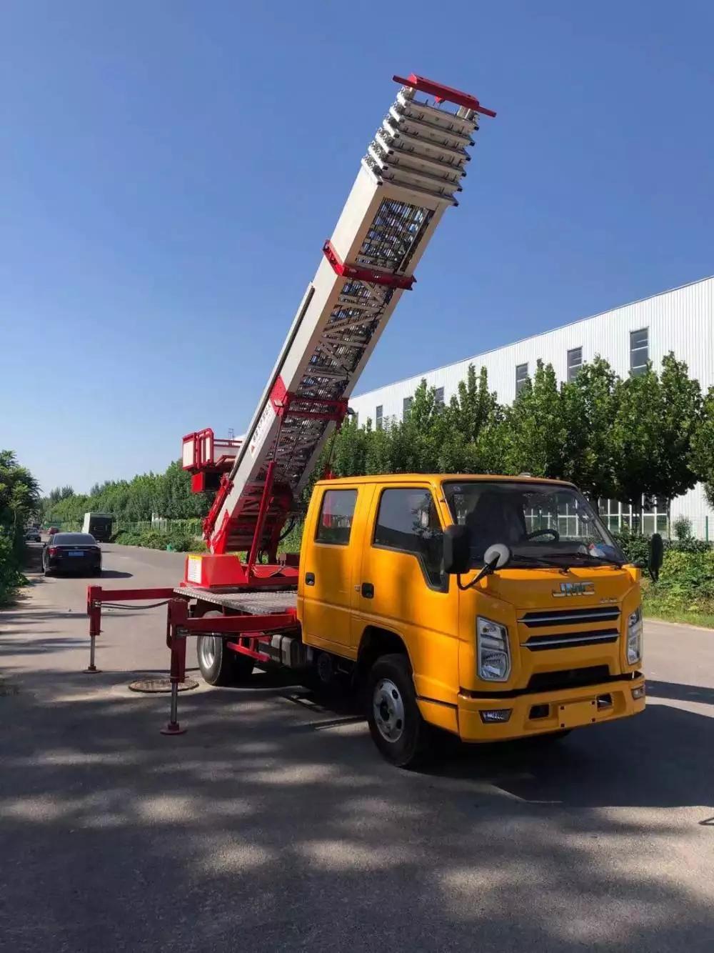 廉江附近的云梯车出租服务：轻松解决高空作业需求