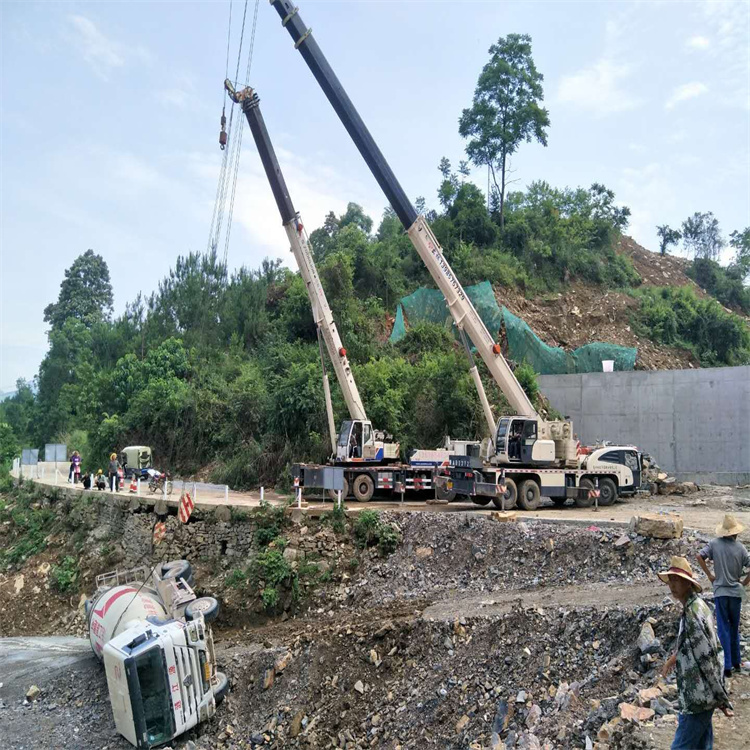 廉江汽车掉沟里叫吊车救援要多少钱